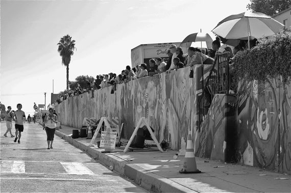 Residents line the Great Wall on Crenshaw to await the arrival of the Space Shuttle Endeavor in 2012. Sahra Sulaiman/Streetsblog L.A.