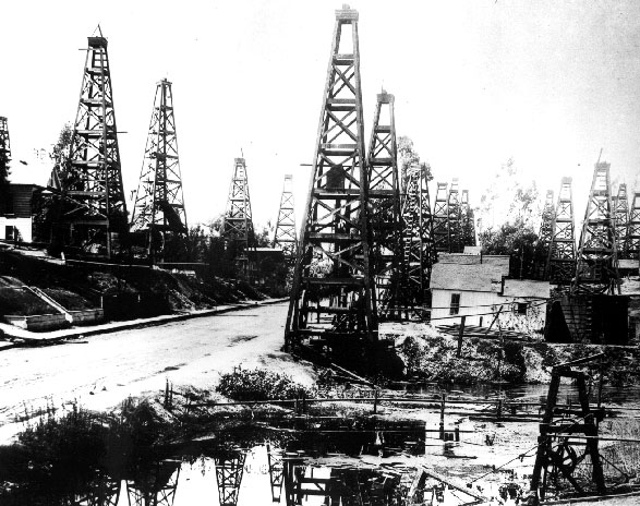First Street, Los Angeles City oil field circa 1900. Courtesy of the Seaver Center for Western History Research, Los Angeles Museum of Natural History.