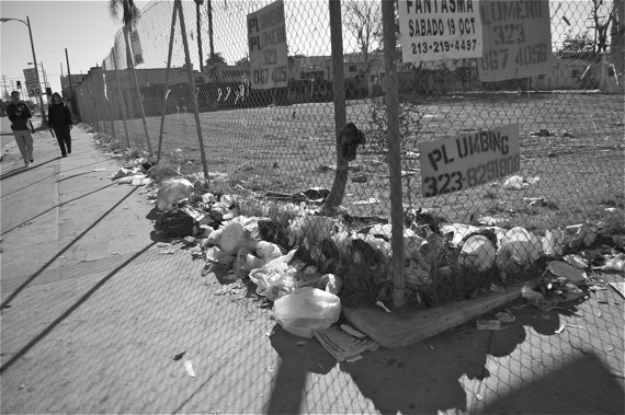 Garbage gathers on the corner at 41st and Main in January of this year. Sahra Sulaiman/LA Streetsblog