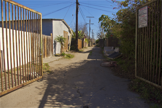 An open gate to an alley off Raymond Ave. Sahra Sulaiman/LA Streetsblog