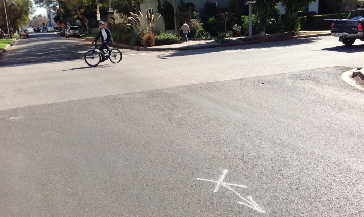 Preliminary sharrow marking on recently-resurfaced 4th Street at Cloverdale. Joe Linton/LA Streetsblog