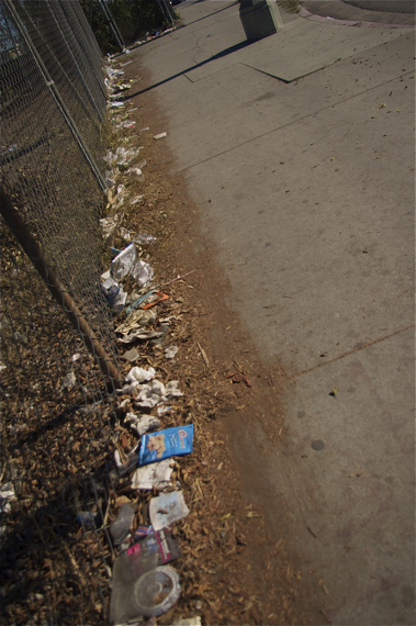 Trash collects along a vacant space on Cesar Chavez. Sahra Sulaiman/LA Streetsblog