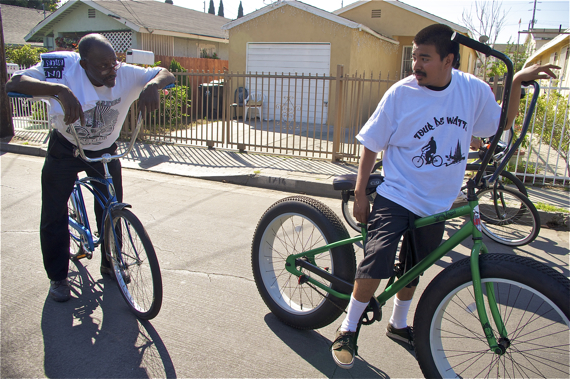 In a community where black-brown tensions can run high, the United Riders have fostered respect between youth and adults of different races. Here, Dale and I pester Cheech about his big tires. Sahra Sulaiman/LA Streetsblog