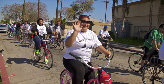Riders leave Imperial Courts and head toward Mona Park. Sahra Sulaiman/LA Streetsblog