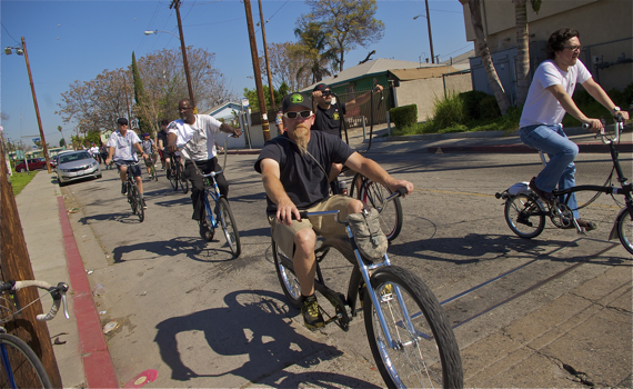 Riders make their way toward Mona Park. Sahra Sulaiman/LA Streetsblog
