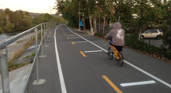 The horizontal white lines are LADOT's new bike rumble strips, designed to slow cyclists down so they can share the path with pedestrians. Joe Linton/Streetsblog LA