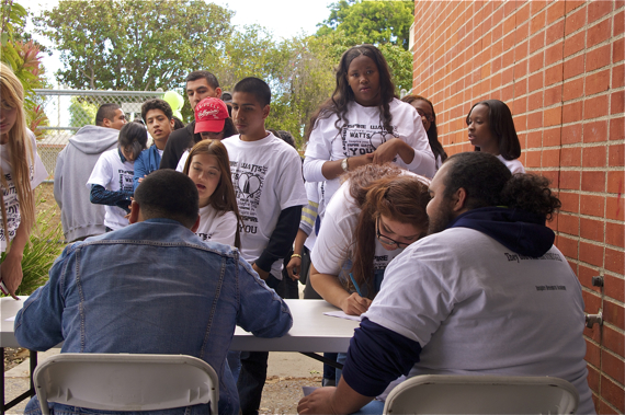Students sign in for the April community forum. Sahra Sulaiman/LA Streetsblog