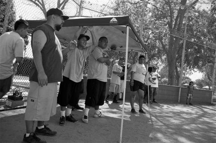Los Ryderz' team takes refuge from the heat. Sahra Sulaiman/LA Streetsblog