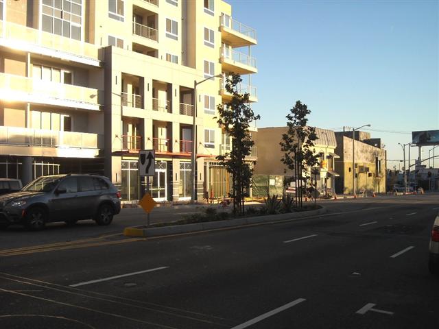 La Brea Avenue, looking south: A miniscule center-median, between Fountain and Lexington Ave. This center island should have been much  longer.
