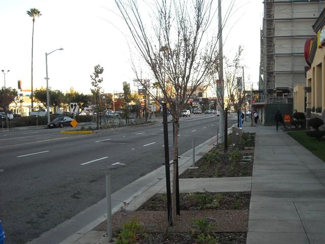 La Brea Avenue, between Santa Monica Blvd & Lexington: Finally, a small center-median appears. But still we’re facing that same ugly naked sidewalk, with no decent pavement or other pedestrian-friendly amenities.