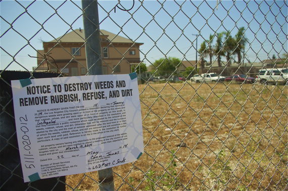 A notice of abatement at the lot at 41st and Main. Sahra Sulaiman/Streetsblog LA
