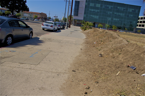 Why one is considered a candidate for abatement and other nuisances are ignored is unclear. Here, the vacant lot spills over onto the sidewalk. Sahra Sulaiman/Streetsblog LA
