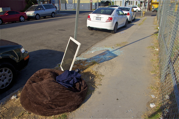 The trash continues to accumulate. Sahra Sulaiman/Streetsblog LA
