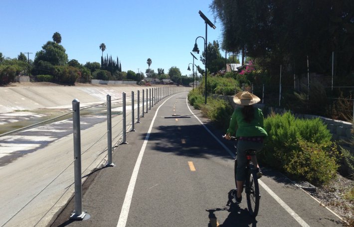 Los Angeles River bike path through the West San Fernando Valley. Photo: Joe Linton/Streetsblog L.A.