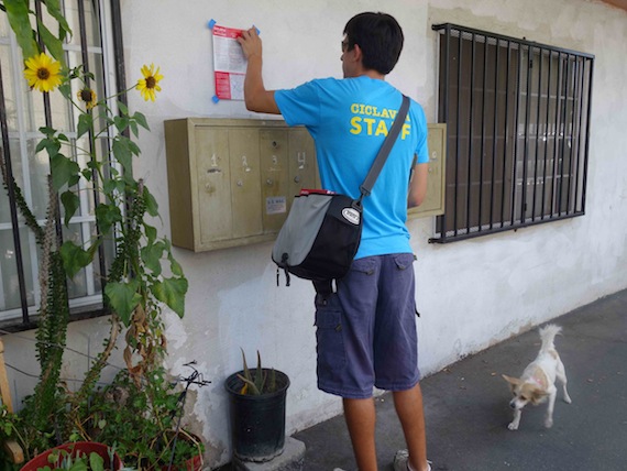 While volunteers left notices taped over mailboxes at residents, Sahra knocked on doors to speak with those that were at home. Erick Huerta/Streetsblog LA