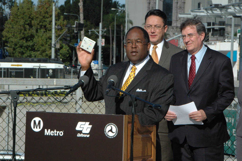 Ridley-Thomas shows off the transponders for the ExpressLanes. Image: Metro