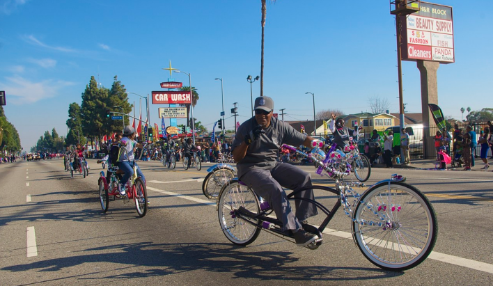 William Holloway, South L.A. Real Rydaz royalty, and the young man without a helmet on a three-wheeled bike ride up King Blvd. Sahra Sulaiman/Streetsblog L.A.