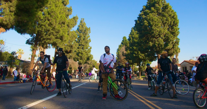 Riders edge toward Crenshaw Blvd. as the sunlight begins to fade. Sahra Sulaiman/Streetsblog L.A.