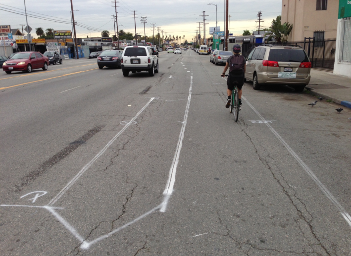 New buffered bike lane preliminary striping on Venice Boulevard, just west of Arlington. All photos Joe Linton/Streetsblog L.A.
