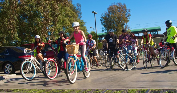 Riders head out from Washington Park. Sahra Sulaiman/Streetsblog L.A.