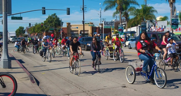 Riders roll into the South Gate community of South Los Angeles during the Ride4Love. Sahra Sulaiman/Streetsblog L.A.
