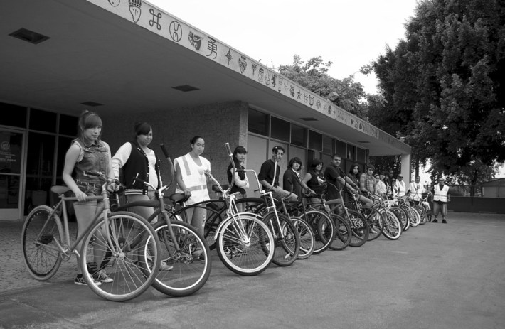 The inaugural group ride was heavily comprised of young women from the neighborhood. Sahra Sulaiman/Streetsblog L.A.