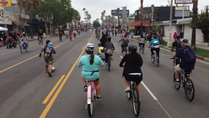 CicLAvia touched down in the San Fernando Valley for the first time ever yesterday. Cyclists, skaters, and pedestrians share Ventura Boulevard in Studio City. All photos by Joe Linton/Streetsblog L.A.