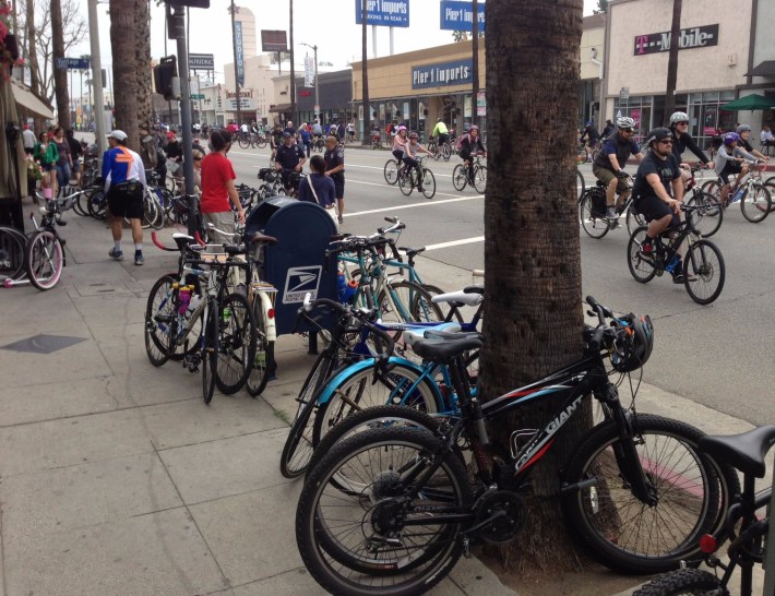 Though a few more car-centric shopping centers along the route appeared to be partially closed, lots of bicycles parked where as participants dined and shopped along Ventura Boulevard in Studio City.