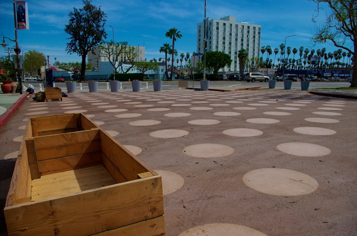 Another garden box in front of the Vision Theater. Sahra Sulaiman, Streetsblog L.A.