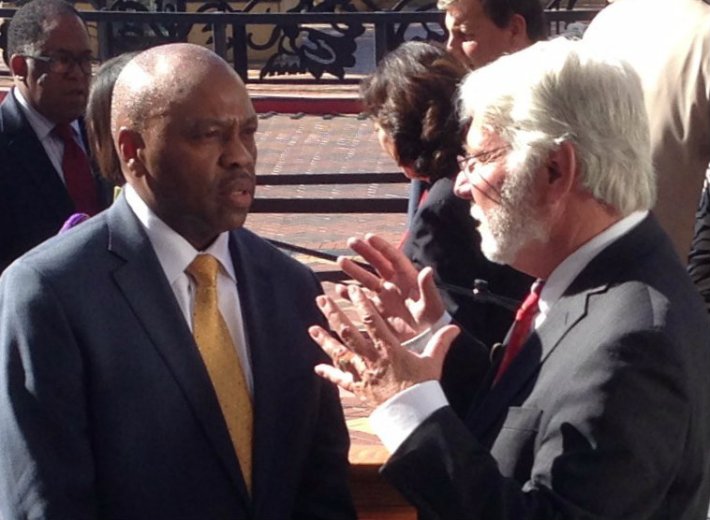 Incoming Metro CEO Phil Washington (left) speaking with outgoing Metro CEO Art Leahy after this morning's announcement. Photo: Joe Linton/Streetsblog L.A.