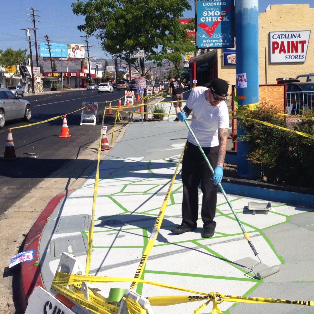 LA-Más crews spiffing up Reseda Boulevard sidewalks yesterday. Photo: Joe Linton/Streetsblog L.A.