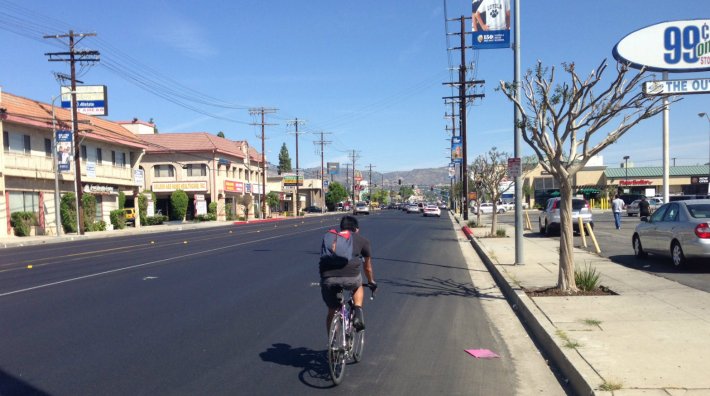 Reseda's regular bike lanes are missing after re-surfacing, as LADOT converts them into protected bike lanes. Photo: Joe Linton/Streetsblog L.A.