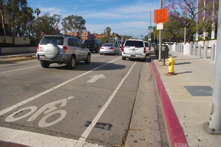 Homeland Security parks in the bike lane just north of Temple on Los Angeles St. Sahra Sulaiman/Streetsblog L.A.