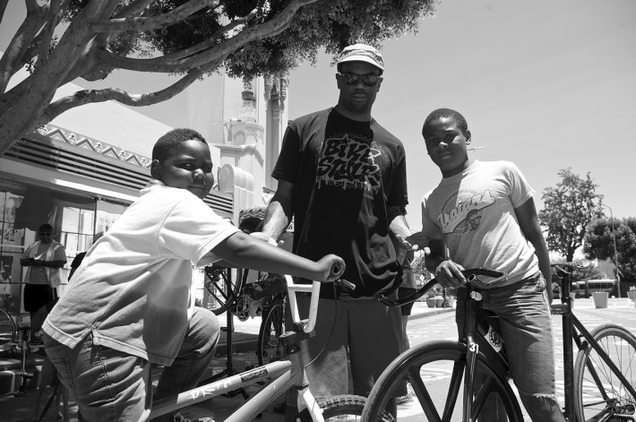 Jeremy Swift with Cortez Wright and the soon-to-be roadhound. Sahra Sulaiman/Streetsblog L.A.
