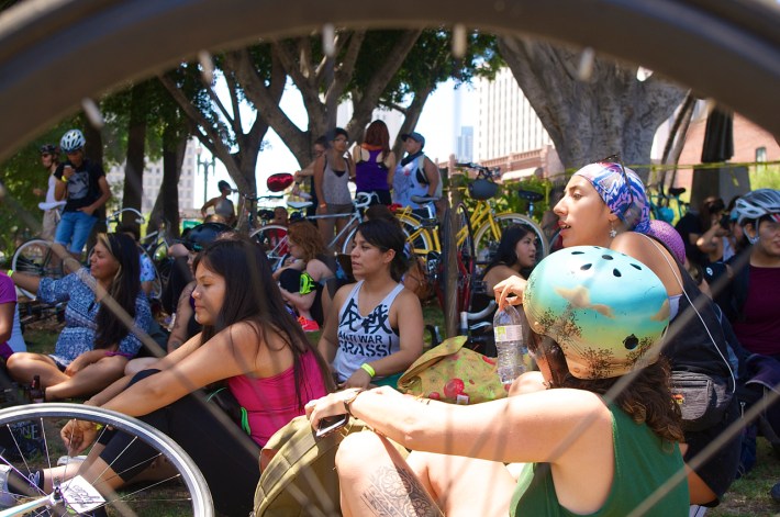 Women and women-identified folks gather under the shade as they wait for the Ovarian Psyco-cycles Clitoral Mass ride to begin. Sahra Sulaiman/Streetsblog L.A.