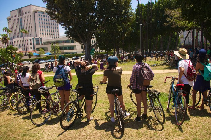 Riders circle up for the 2015 Clitoral Mass event. Sahra Sulaiman/Streetsblog L.A.
