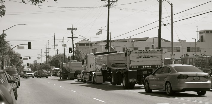 Large trucks start rolling down Central Ave. in earnest right about the time that school gets out. Sahra Sulaiman/Streetsblog L.A.