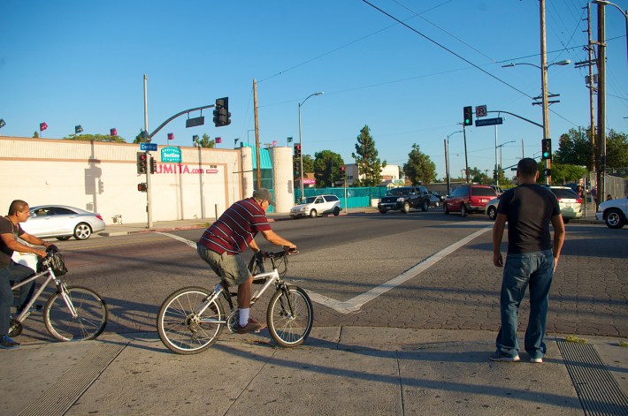 Pedestrians wait to be able to cross Jefferson and continue south on Central along the sidewalk. Sahra Sulaiman/Streetsblog L.A.