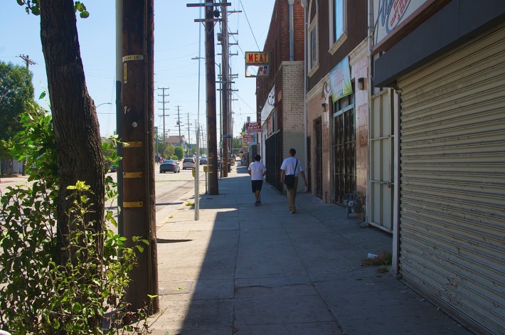 Youth take the shady side of the street home. Sahra Sulaiman/Streetsblog L.A.