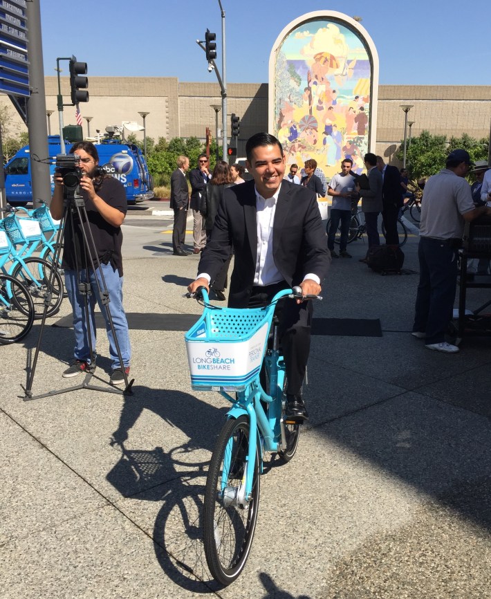 Long Beach Mayor Robert Garcia demonstrates Long Beach's new bike-share system. All photos by Joe Linton/Streetsblog L.A.