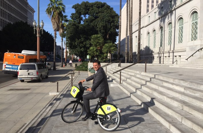Councilmember Huizar demonstrates Metro's bike-share bike on the steps of Los Angeles City Hall. Photo: Joe Linton/Streetsblog L.A.