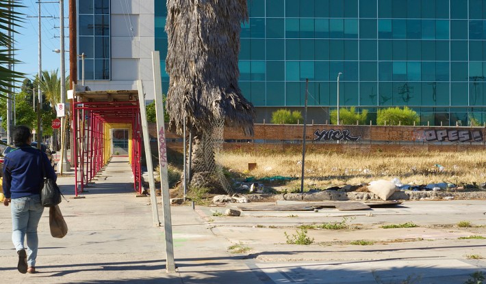 For reasons unknown, the fencing does not surround the entire lot at 84th and Vermont. Sahra Sulaiman/Streetsblog L.A.