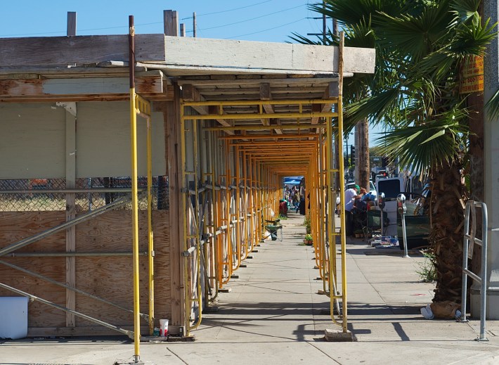 When the fencing went up in the spring of 2015, so did residents' hopes. But the project appears to have stalled since then. Sahra Sulaiman/Streetsblog L.A.