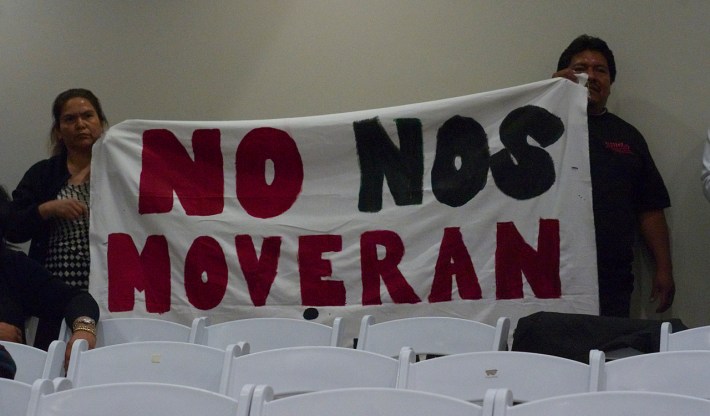 "No nos moverán" translates as "We will not move." The slogan was one of several held up by members of the UNIDAD Coalition who were concerned about the project's potential for displacement. Sahra Sulaiman/Streetsblog L.A.