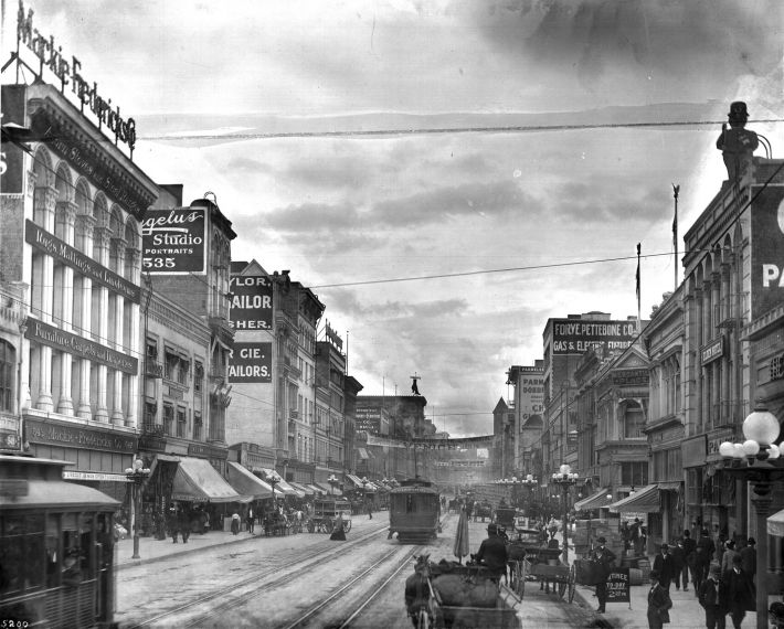 Downtown L.A. in 1906 Broadway looking north from Sixth Street