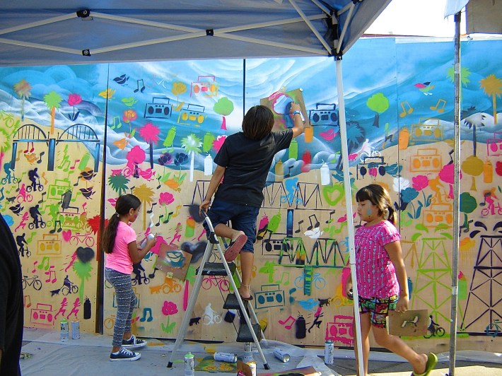 Kids create a mural of a healthy Boyle Heights landscape. Sahra Sulaiman/Streetsblog L.A.