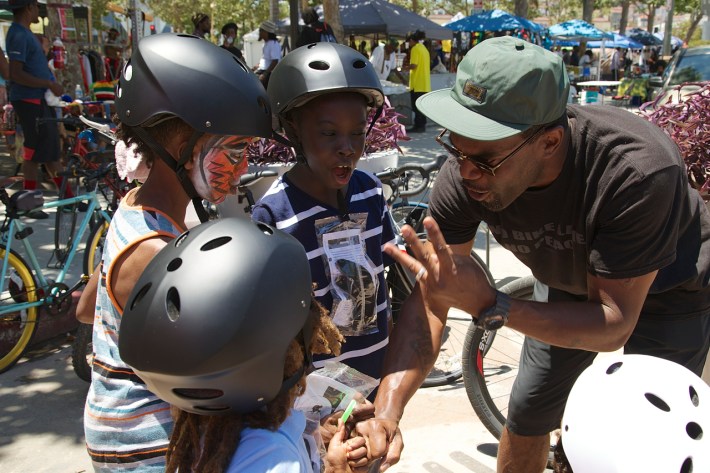 Jeremy Swift of Black Kids on Bikes talks to kids about safety and listening to their moms. Sahra Sulaiman/Streetsblog L.A.