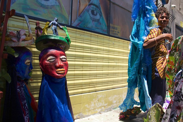 A youth struggles with his mask. Sahra Sulaiman/Streetsblog L.A.