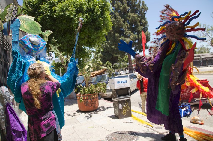 Beth Simmons helps adjust a mask. Sahra Sulaiman/Streetsblog L.A.