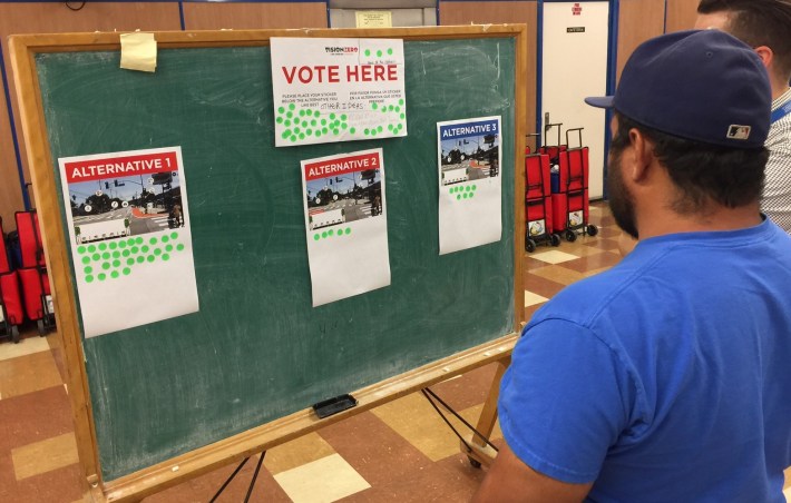 Sticker-voting on alternatives for Fletcher Drive. Photo by Joe Linton/Streetsblog L.A.